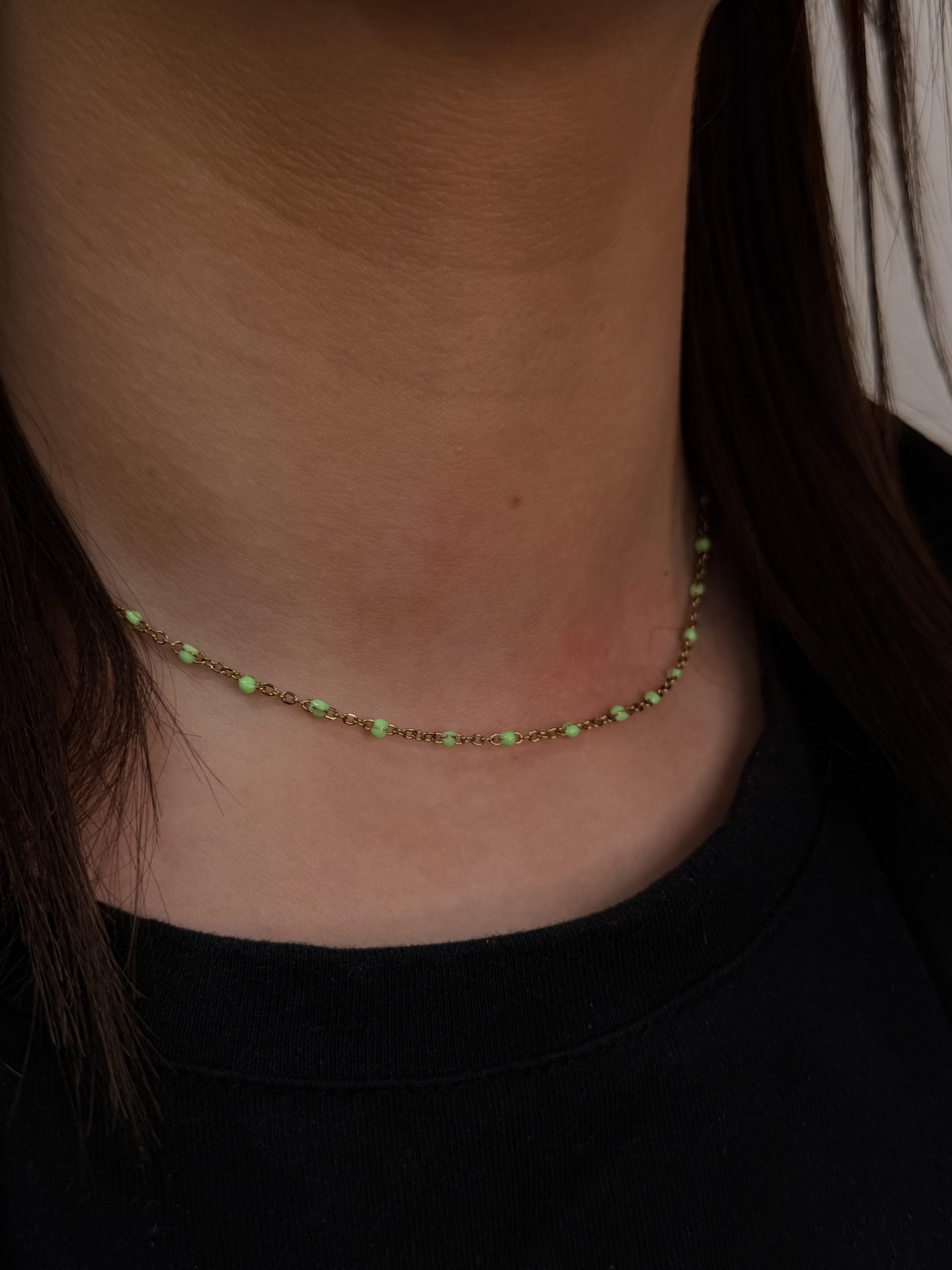 COLLIER RÉSINE DORÉ VERT
