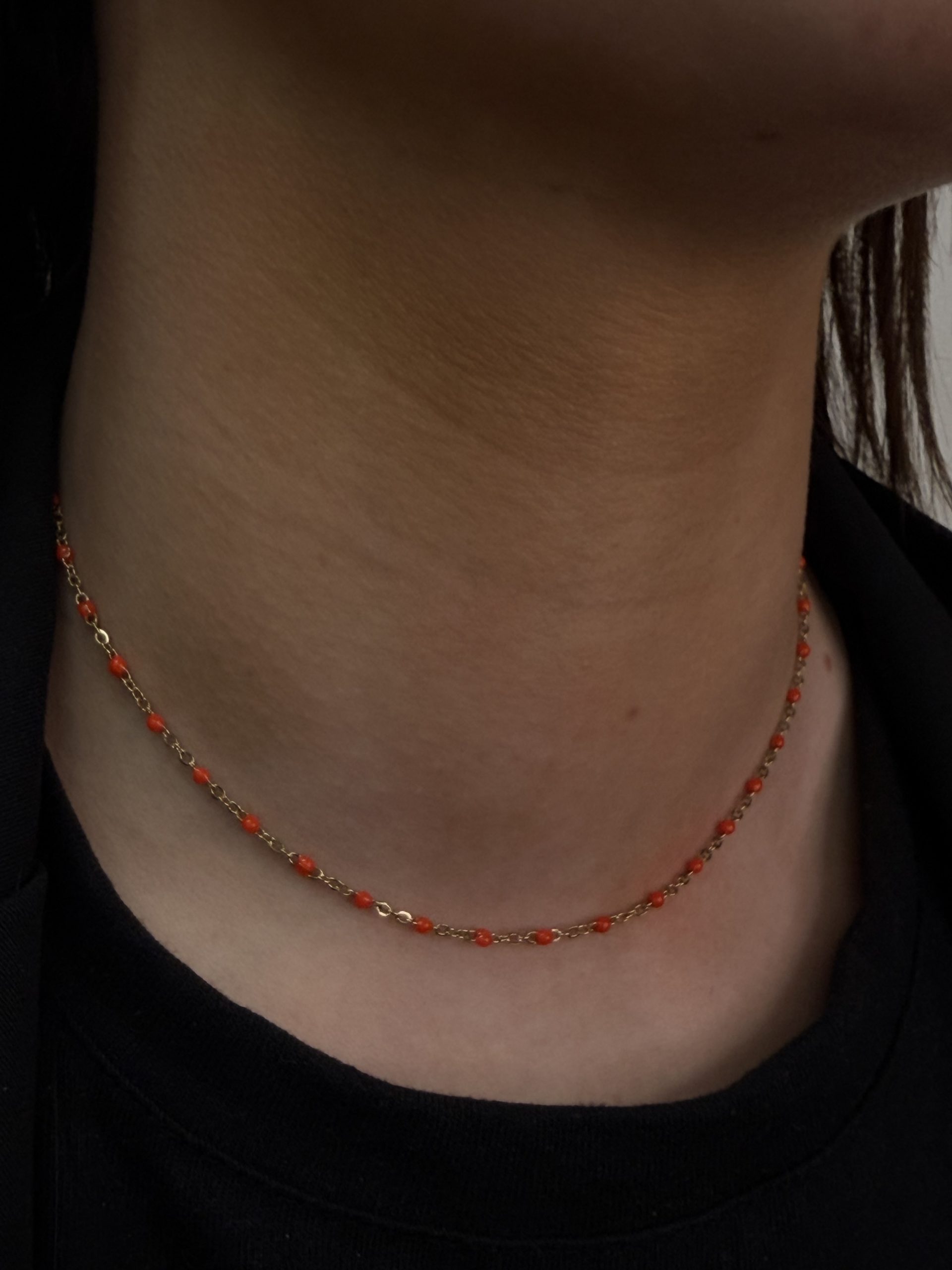 COLLIER RÉSINE DORÉ ROUGE